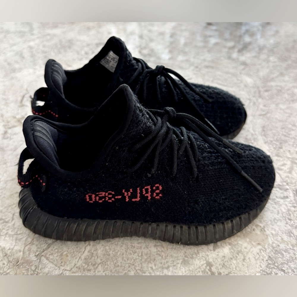 Kids Adidas YEEZY Boost 350 V2 in Black & Red
Size 10 
In good condition